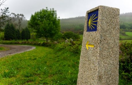 מנהגי הקמינו הצרפתי (Camino Francés): למה צליינים משאירים אבנים ב-Cruz de Ferro?