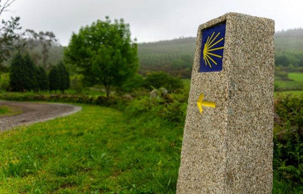 מנהגי הקמינו הצרפתי (Camino Francés): למה צליינים משאירים אבנים ב-Cruz de Ferro?