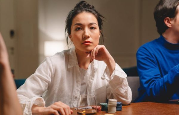 איך לשמור על פוקר פייס?